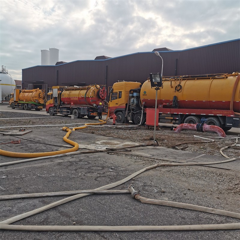 工布江达污水池清理